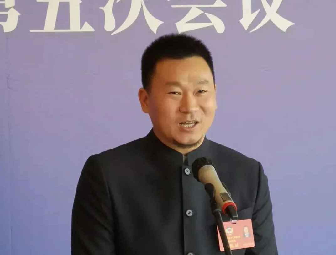 202204221343.jpg 为进一步展示市政协团结、民主、开放、自信的形象,向市民和网友展示政协委员的履职风采,中山市政协十二届五次会议在2月4日上午开幕前开设“委员通道”,市政协委员、开云手机入口站官网登录-开云online(中国)公司总经理陈朝阳走进“委员通道”,回应社会关切的问题。他就如何做好城市应急管理规划的问题进行发言,并回答记者提问。.jpg